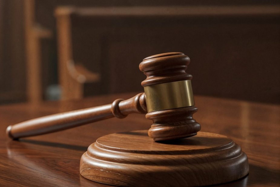 martillo-y-bloque-de-sonido-en-una-mesa-de-madera-en-la-sala-del-tribunal