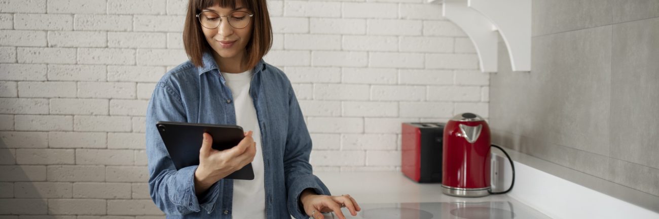 mujer-joven-con-tecnologia-casera