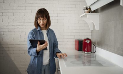 mujer-joven-con-tecnologia-casera