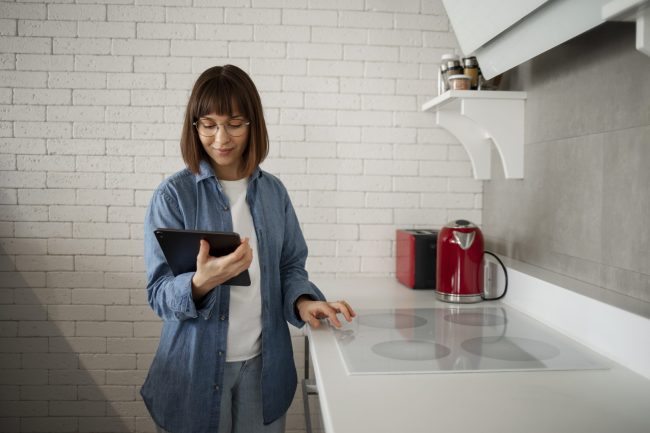 mujer-joven-con-tecnologia-casera