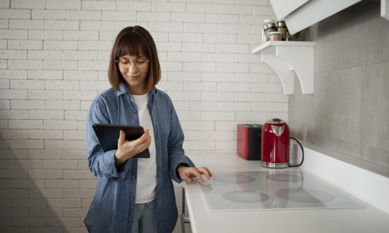 mujer-joven-con-tecnologia-casera