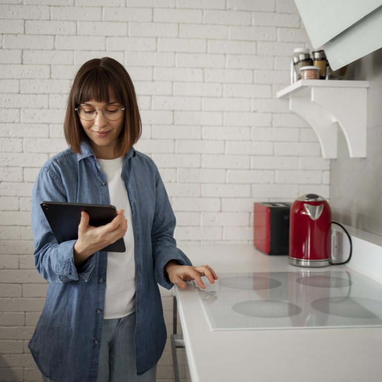 mujer-joven-con-tecnologia-casera