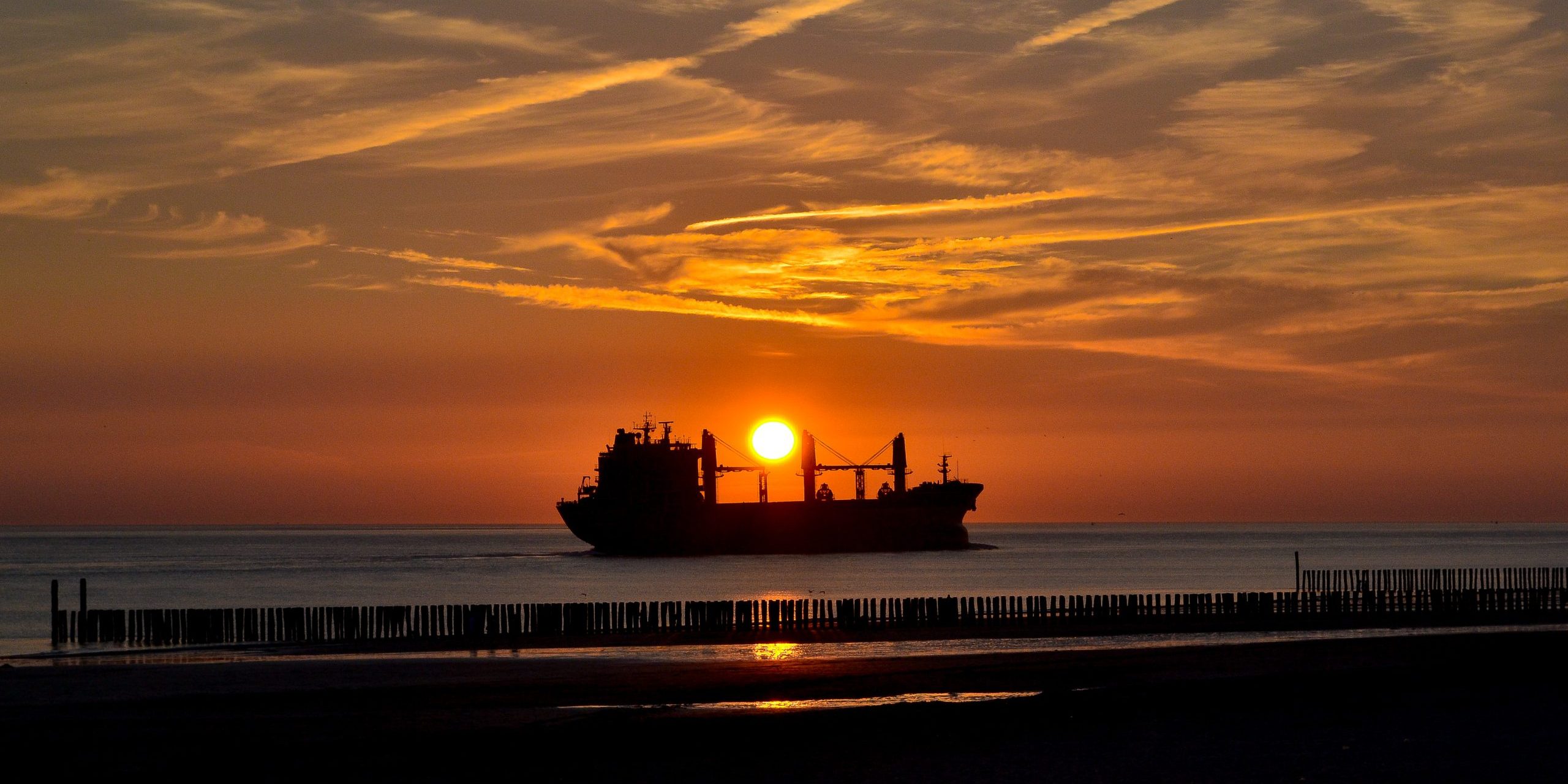 silhueta-de-un-barco-en-el-mar-contra-el-cielo-durante-la-puesta-de-sol