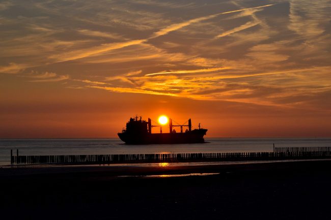 silhueta-de-un-barco-en-el-mar-contra-el-cielo-durante-la-puesta-de-sol