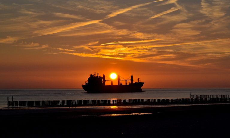 silhueta-de-un-barco-en-el-mar-contra-el-cielo-durante-la-puesta-de-sol