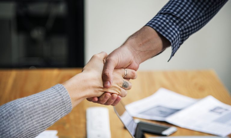 gente-de-negocios-dandose-la-mano-de-acuerdo