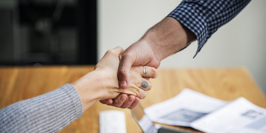 gente-de-negocios-dandose-la-mano-de-acuerdo