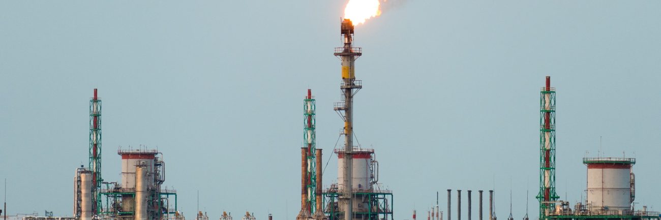 gran-planta-de-procesamiento-de-gas-y-petroleo-con-antorchas-encendidas-tuberias-y-destilacion-del-complejo