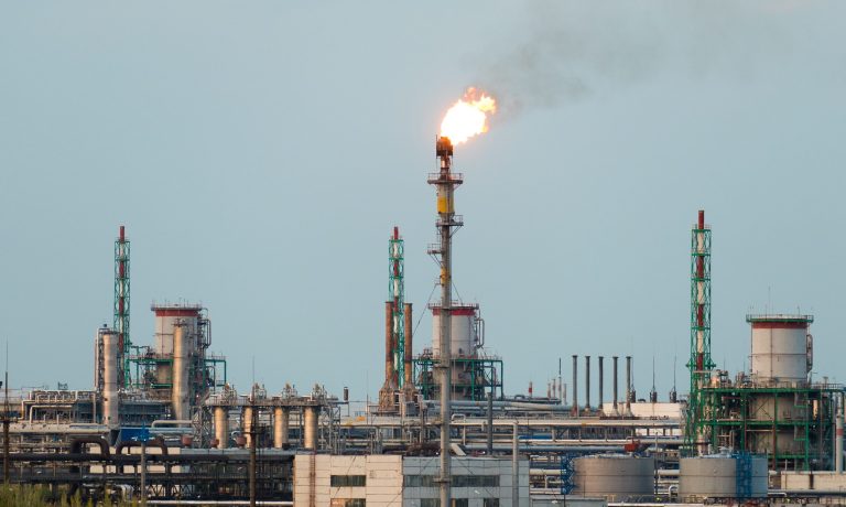 gran-planta-de-procesamiento-de-gas-y-petroleo-con-antorchas-encendidas-tuberias-y-destilacion-del-complejo