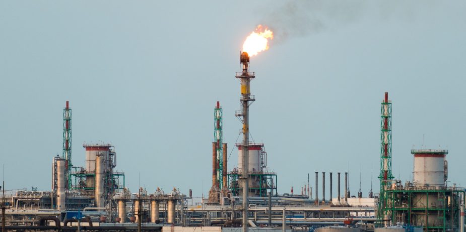 gran-planta-de-procesamiento-de-gas-y-petroleo-con-antorchas-encendidas-tuberias-y-destilacion-del-complejo