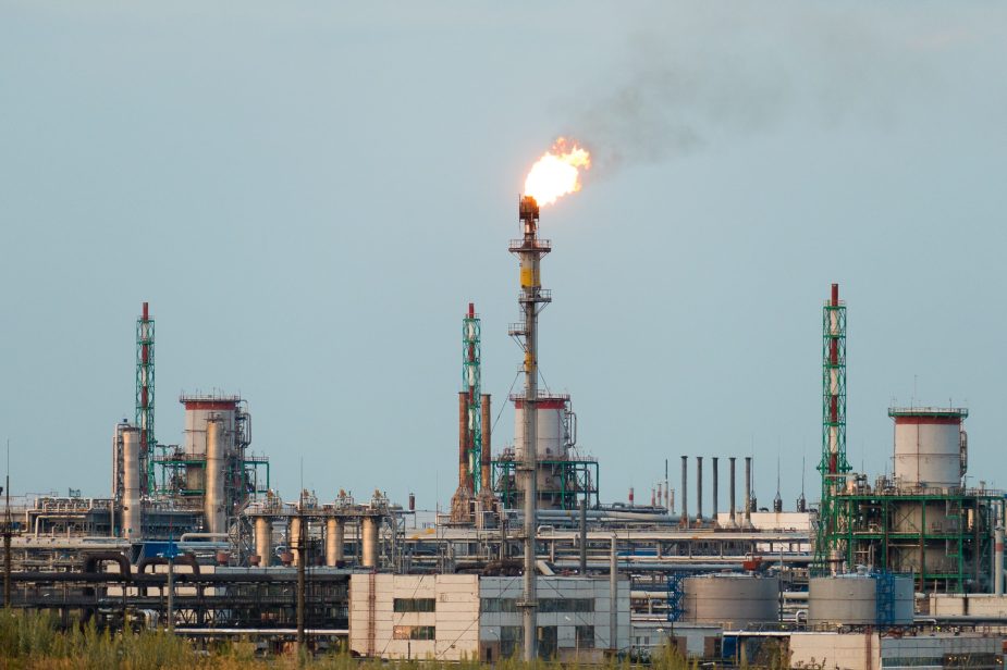 gran-planta-de-procesamiento-de-gas-y-petroleo-con-antorchas-encendidas-tuberias-y-destilacion-del-complejo