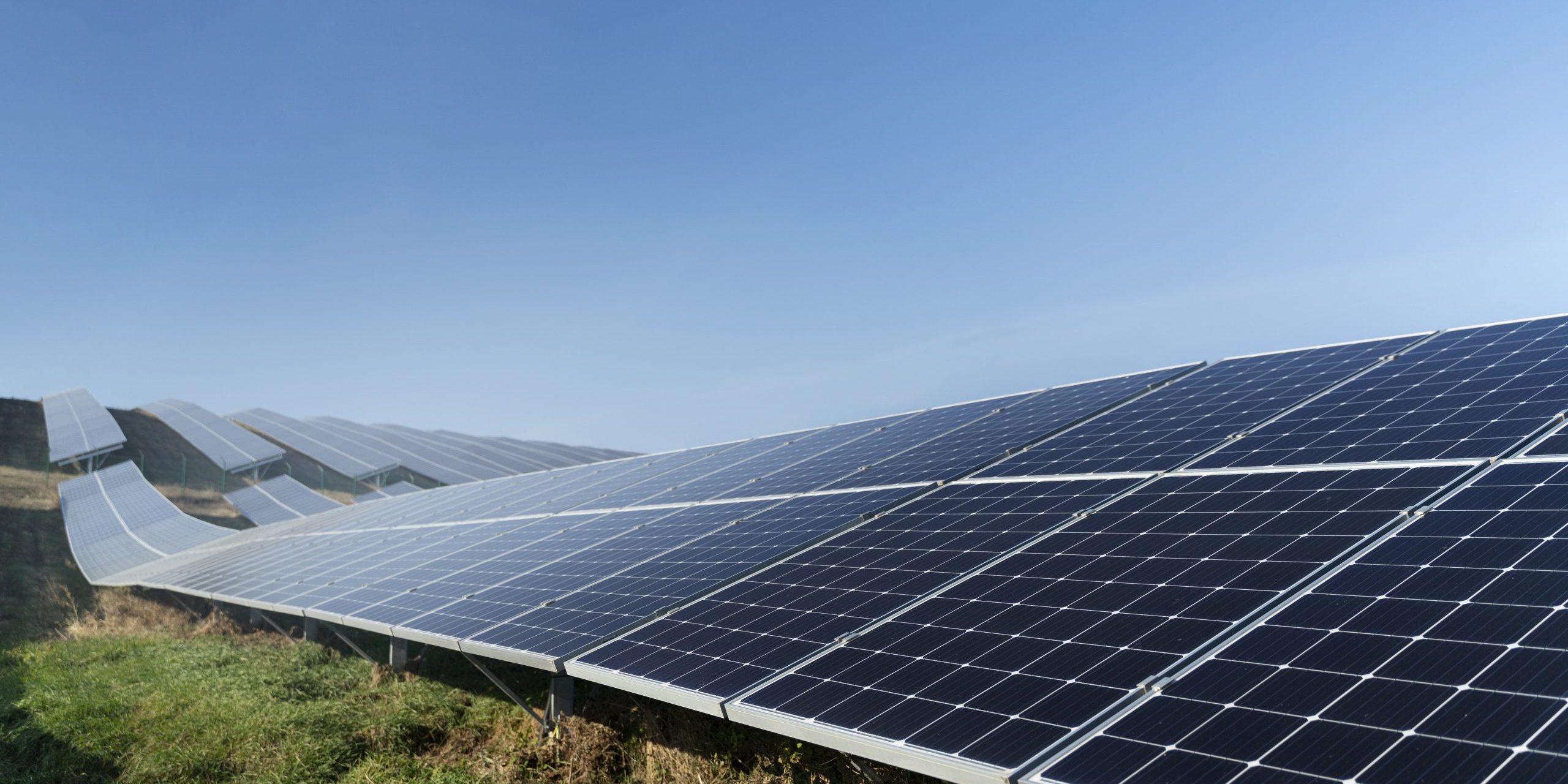 beautiful-alternative-energy-plant-with-solar-panels