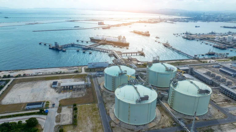 Planta-de-GNL-o-terminal-de-gas-natural-licuado-scaled